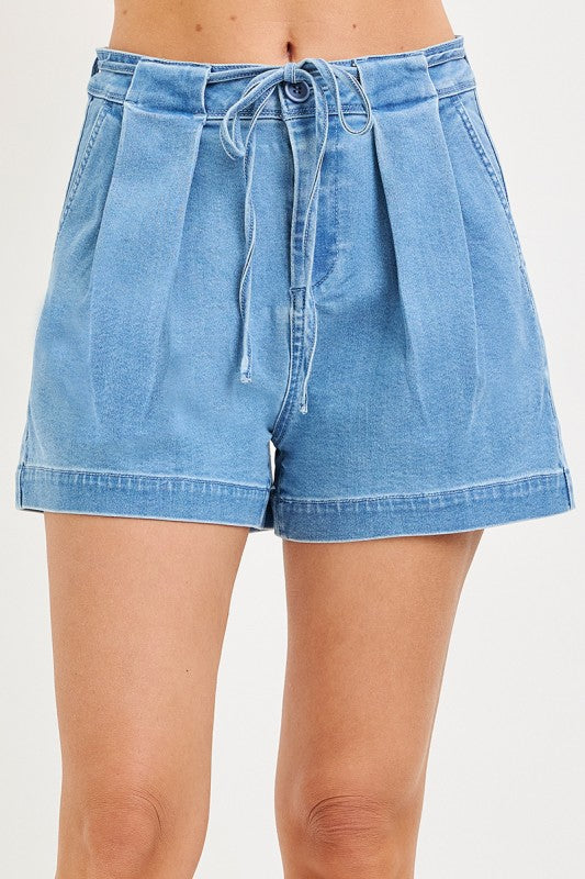 Slouchy Pleated Shorts With String - Light Wash