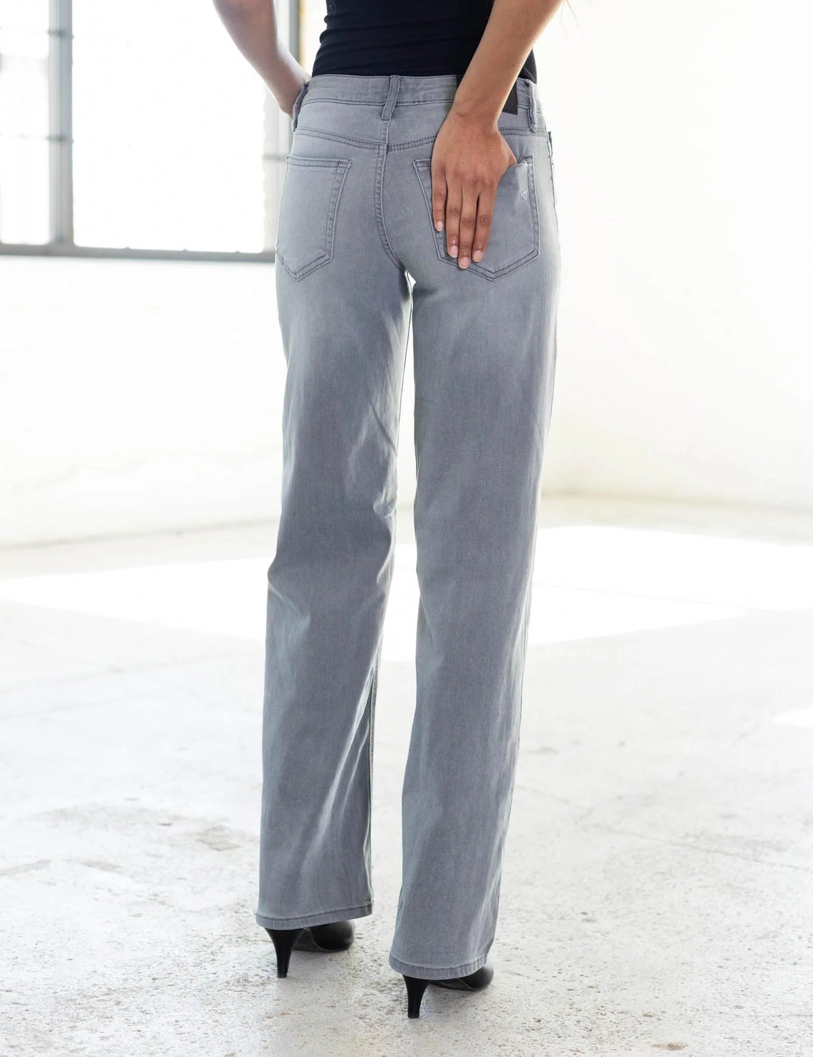 Logan Mid-Rise Dad Jeans - Light Gray